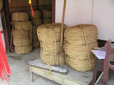 草繩繞樹干有什么作用？